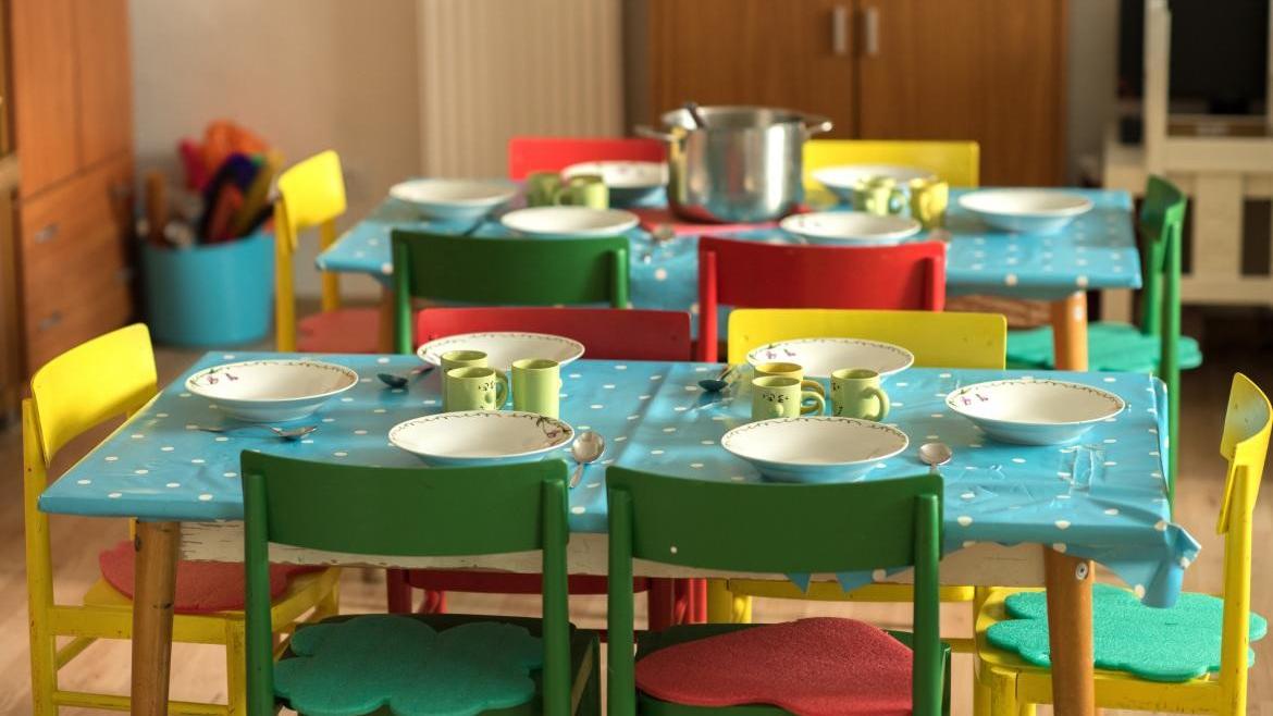 Gedeckter Tisch in der Kita ohne Kinder