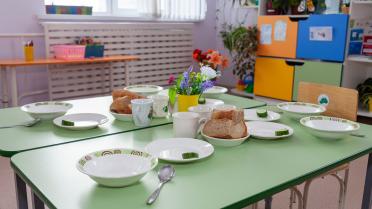 grüne Tsichplatte, gedeckter Tisch