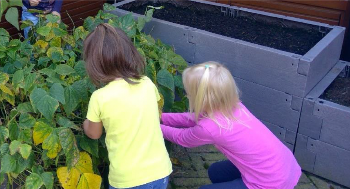 2 Kinder beim gärtnern