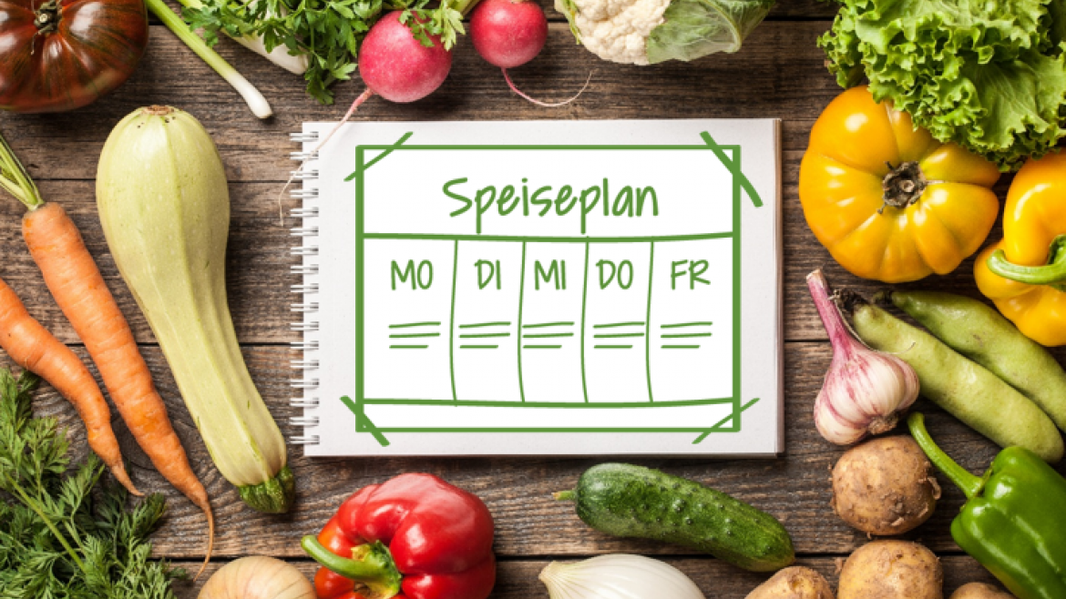 Gemüse liegt um Speiseplan herum