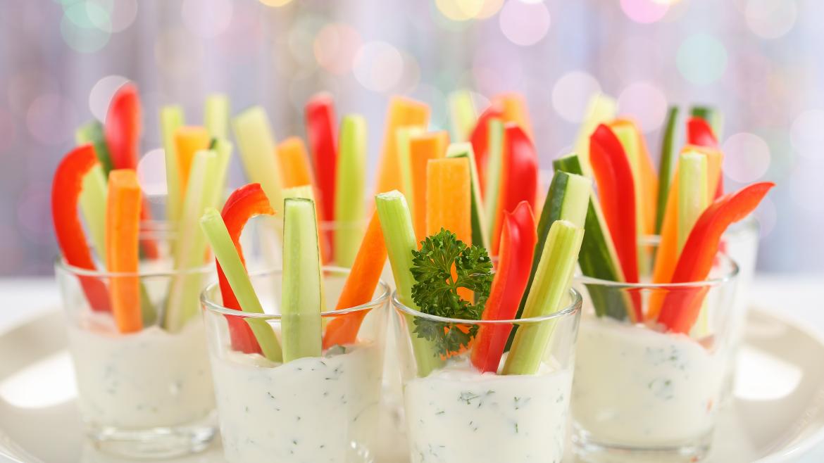 Gemüsesticks im Glas mit Dipp