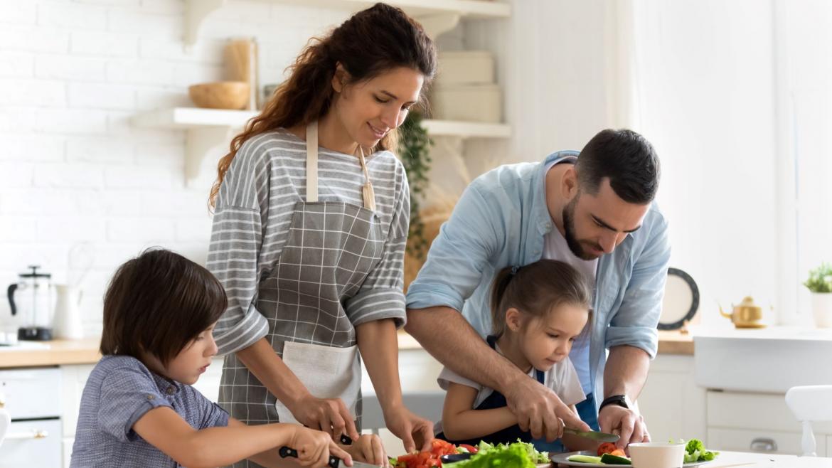 Familie bereitet in der Küche zusammen Essen zu