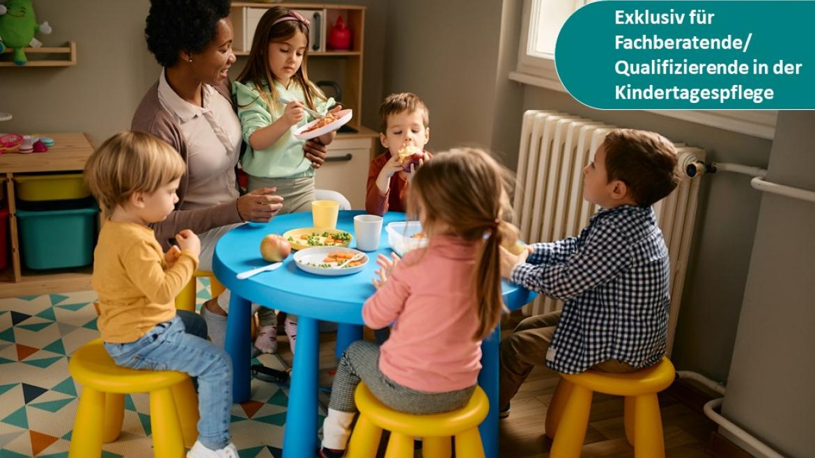 Erziherin mit Kinder am Tisch