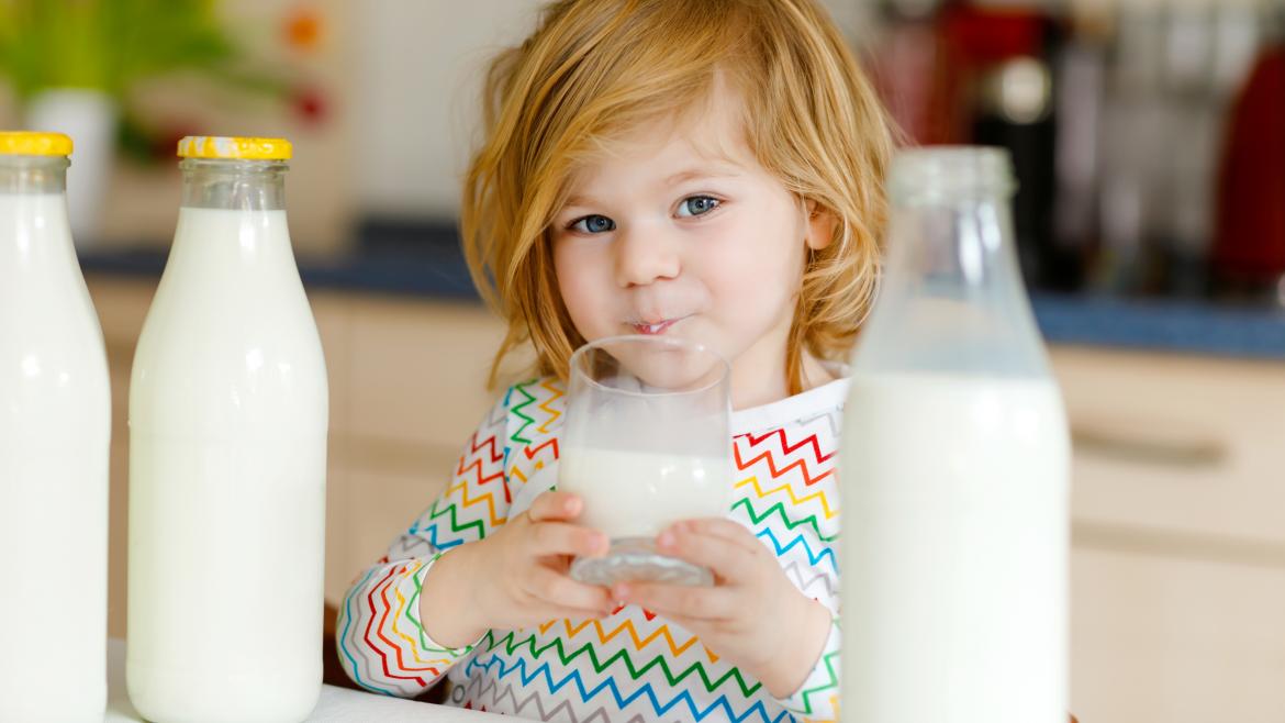 Kind trinkt Milch