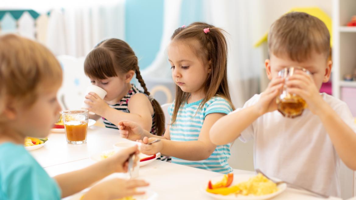 Kinder am Tisch Kita Trinken und Essen