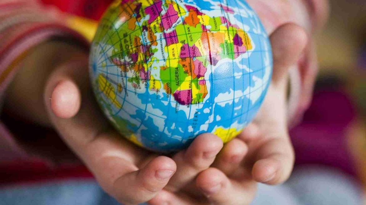 Weltkugel Globus Erde in der Hand eines Kindes