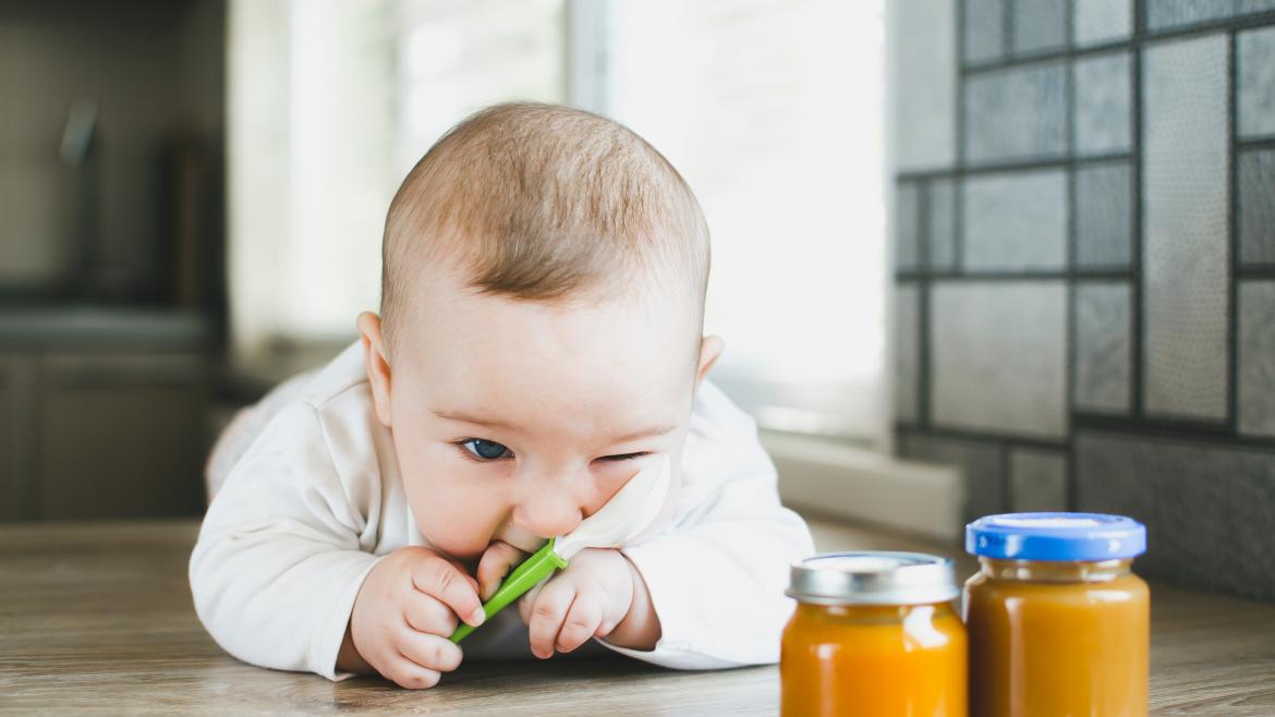 Baby vor Breigläsern