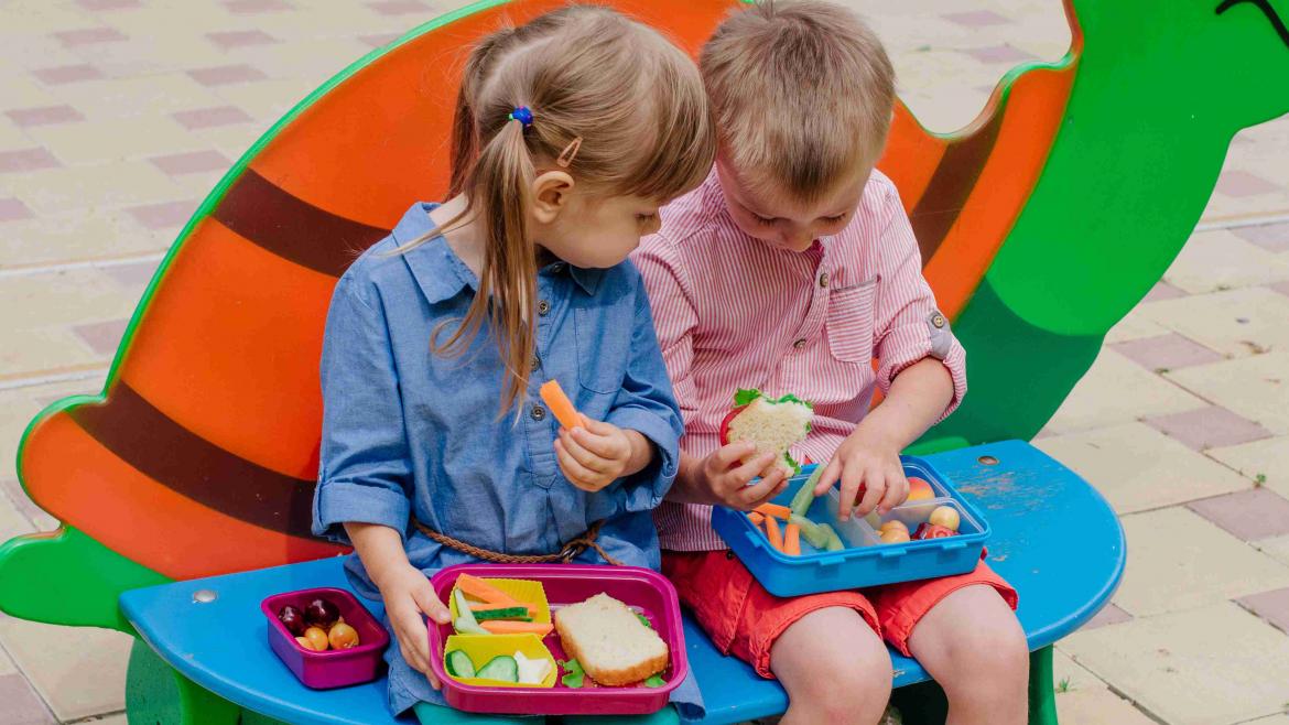 Kinder schauen, was in ihren Brotdosen ist