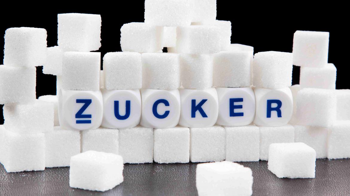 Zuckerwürfel gestapelt auf denen das Wort Zucker steht