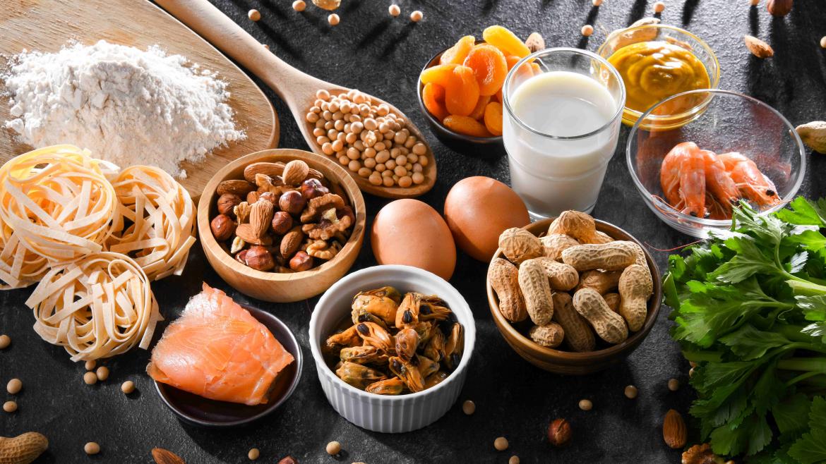 verschieden Lebensmittel die Allergien erzeugen können Nüsse Nudeln Eier Milch Aprikosen