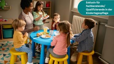 Erziherin mit Kinder am Tisch