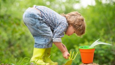 Junge bei der Gartenarbeit