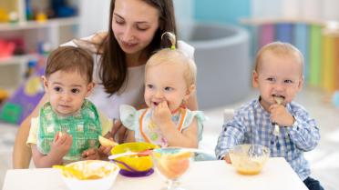 Kinder essen am Tisch 