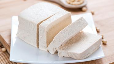 Tofu angeschnitten im Block