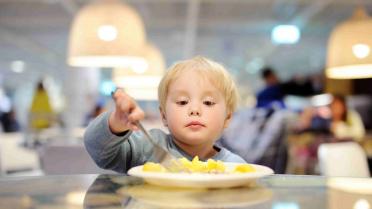 Marktcheck kinderspeisekarten Kind isst Nudeln im Restaurant