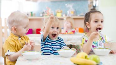 Kinder essen am Tisch 