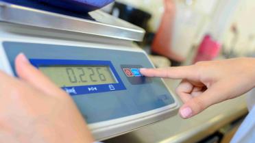 Waage Ausschnitt jemand betätigt eine Waage