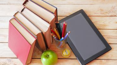 Bücher, Apfel und ein Tablet