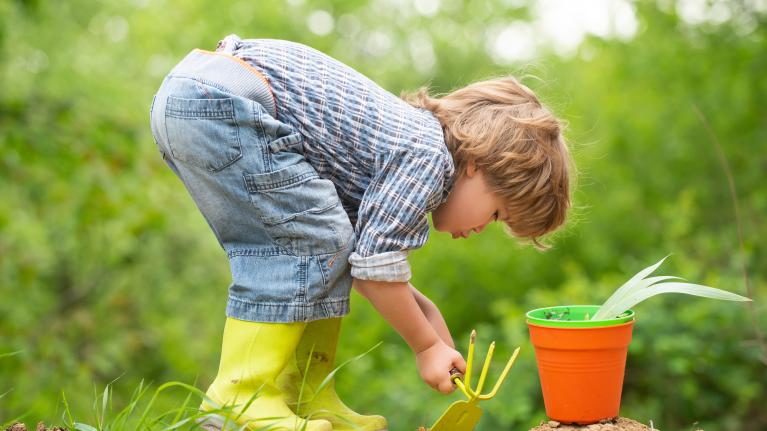 Junge bei der Gartenarbeit