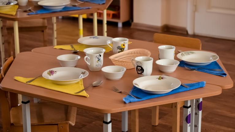 Tisch gedeckter Tisch Kita ohne Kinder
