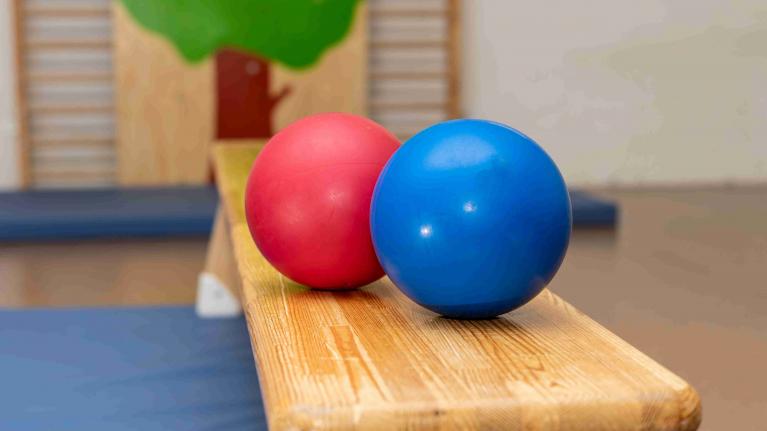 Bälle auf einer Bank in einer Sporthalle