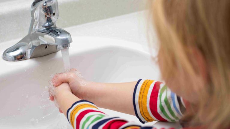 Kind wäscht sich die Hände Hygieneregeln Waschbecken