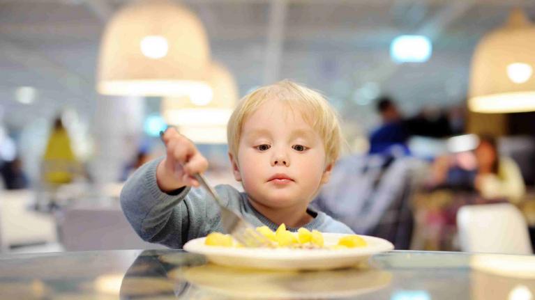 Marktcheck kinderspeisekarten Kind isst Nudeln im Restaurant