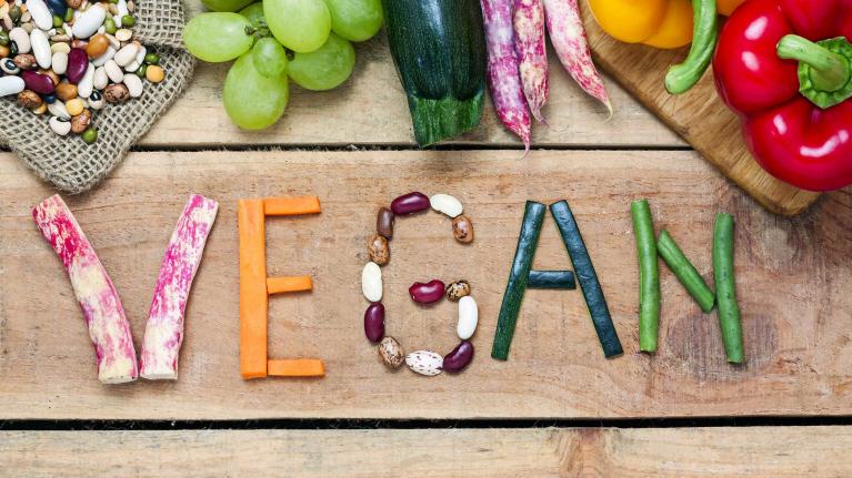 Schriftzug Vegan mit Gemüse gelegt