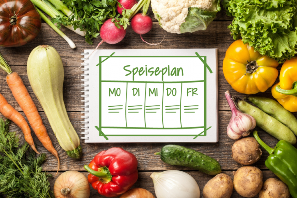 Gemüse liegt um Speiseplan herum