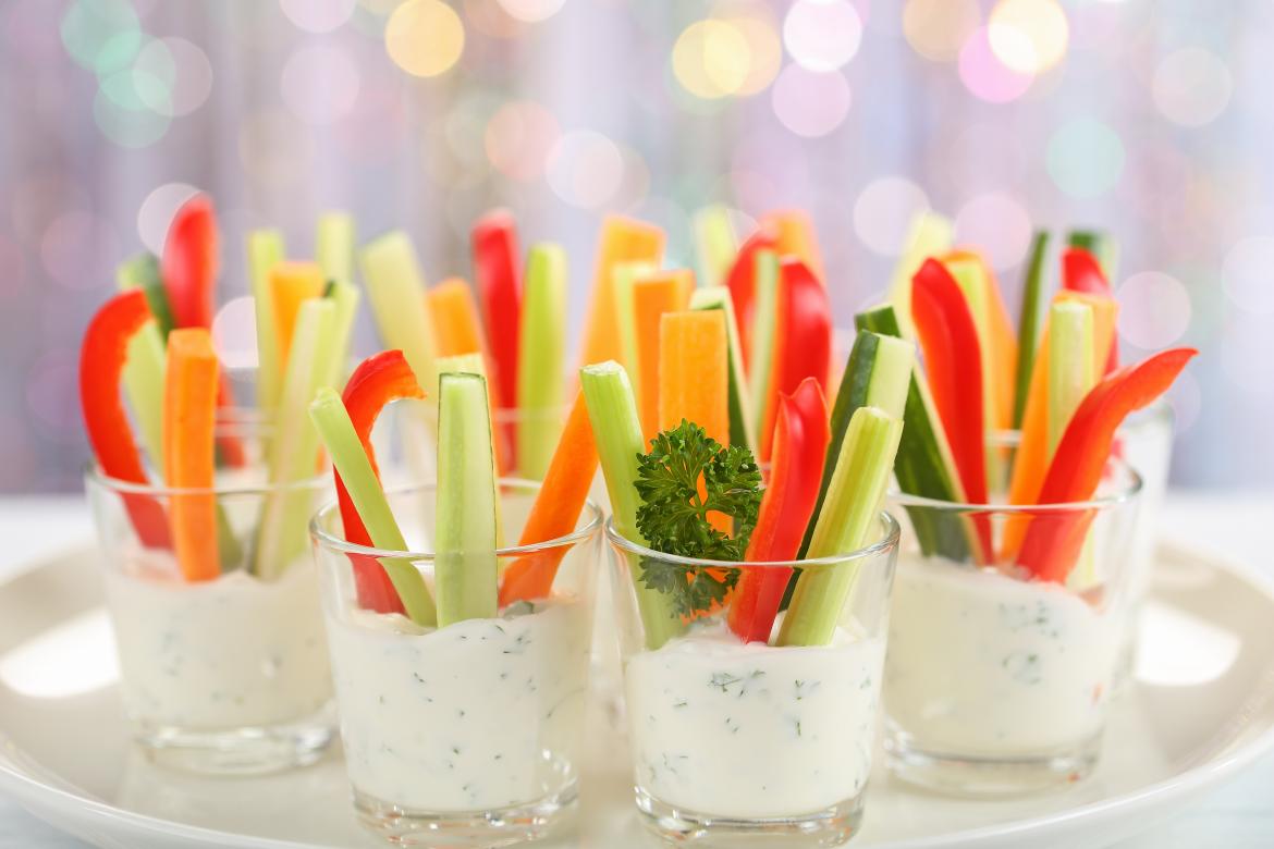 Gemüsesticks im Glas mit Dipp
