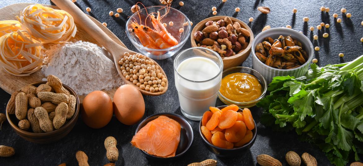 Zu sehen sind Allergene Eier, Lachs, Scampis, Erdnüsse, Nüsse, getrocknetet Aprikosen, Muscheln