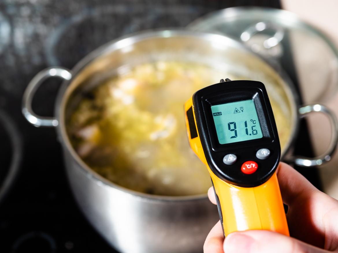 Temperatur messen von Suppe mit einem Temeparturmessgerät