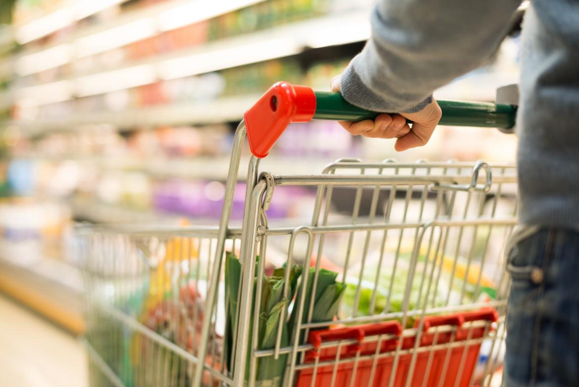 Einkaufswagen im Supermarkt