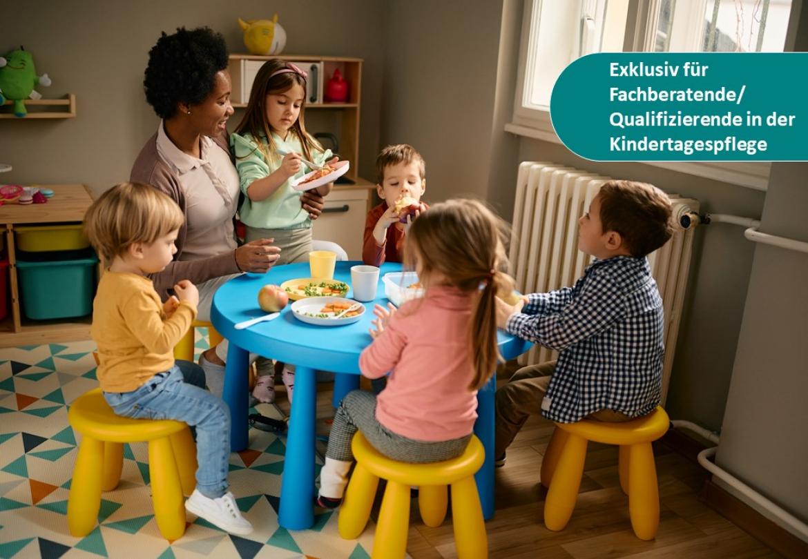 Erziherin mit Kinder am Tisch