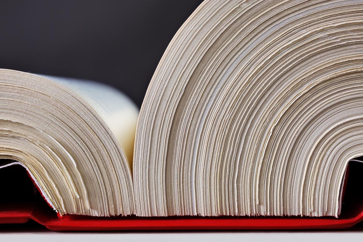 Aufgeschlagenes Buch von der Seite