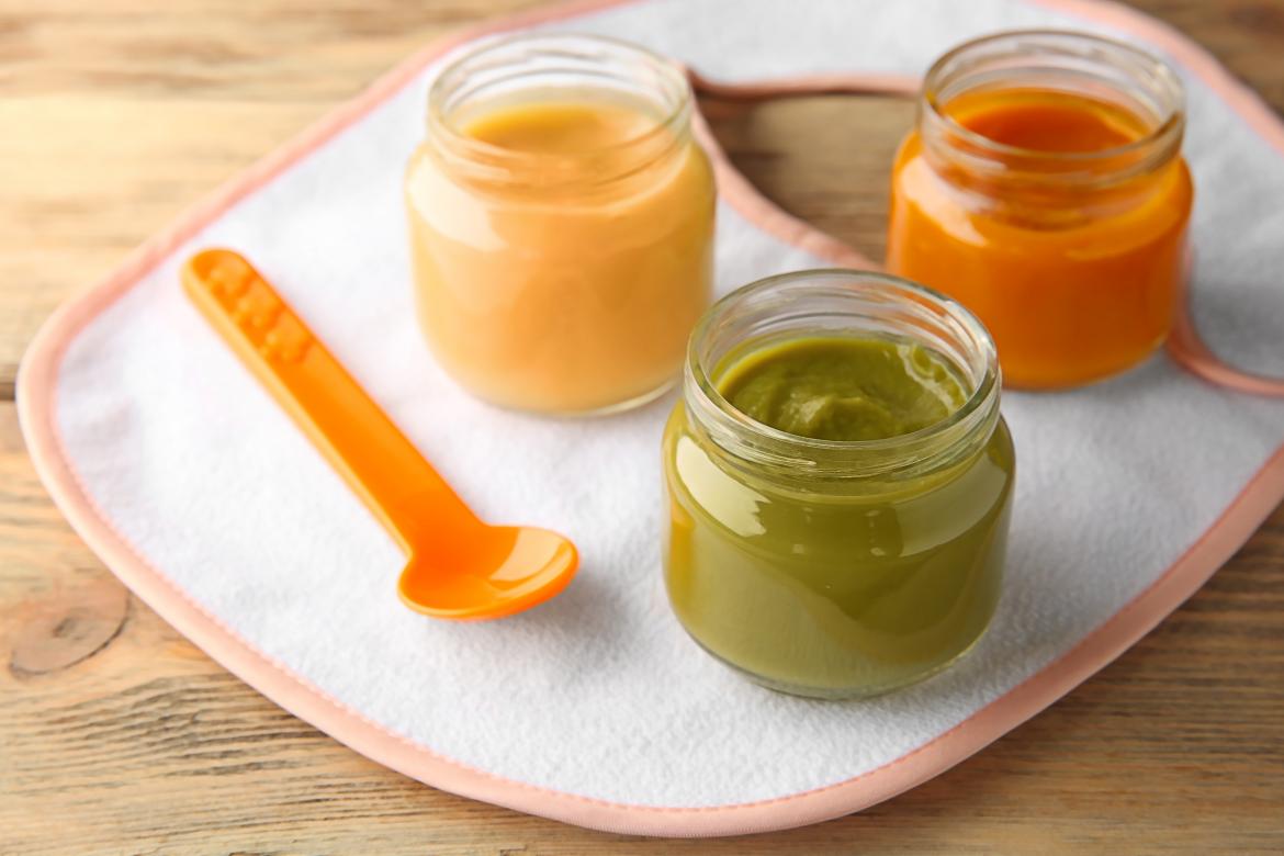 Gelber, orangener und grüner Brei