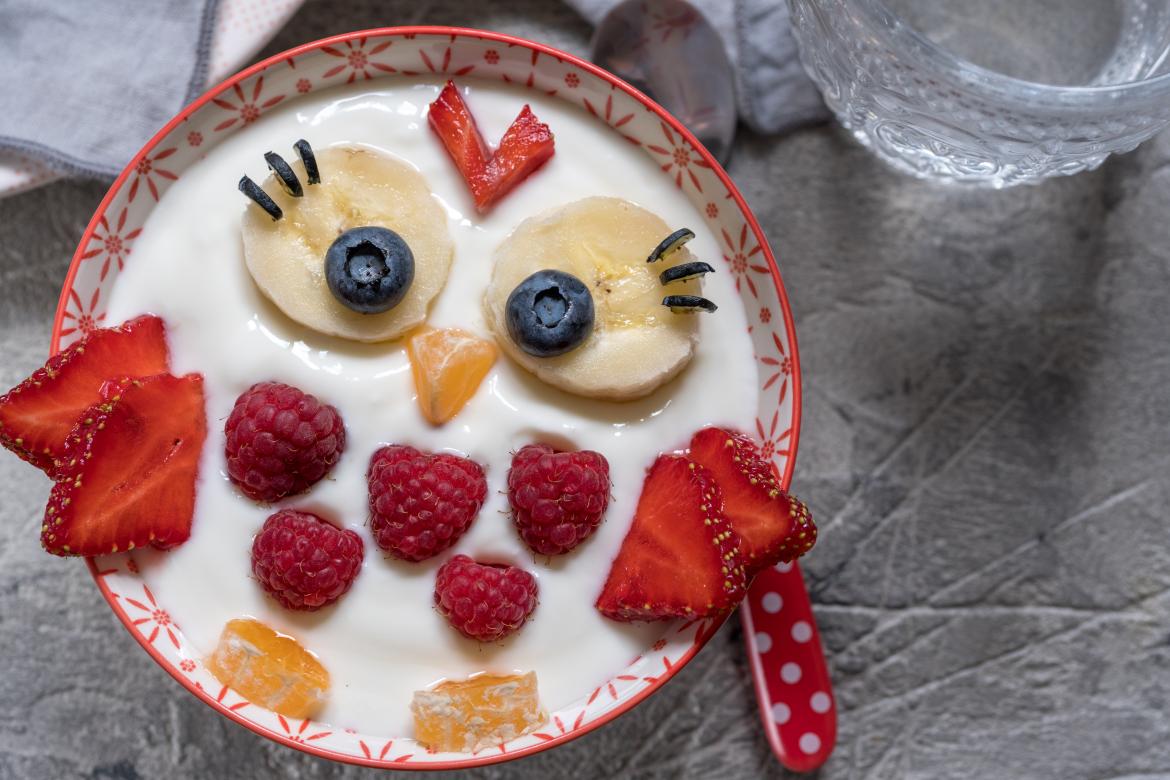 Joghurtbowl mit Früchten die aussieht wie eine Eule