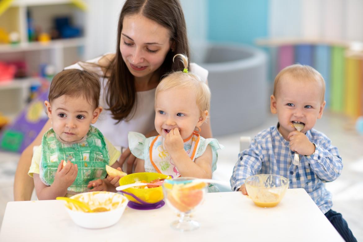 Kinder essen am Tisch 