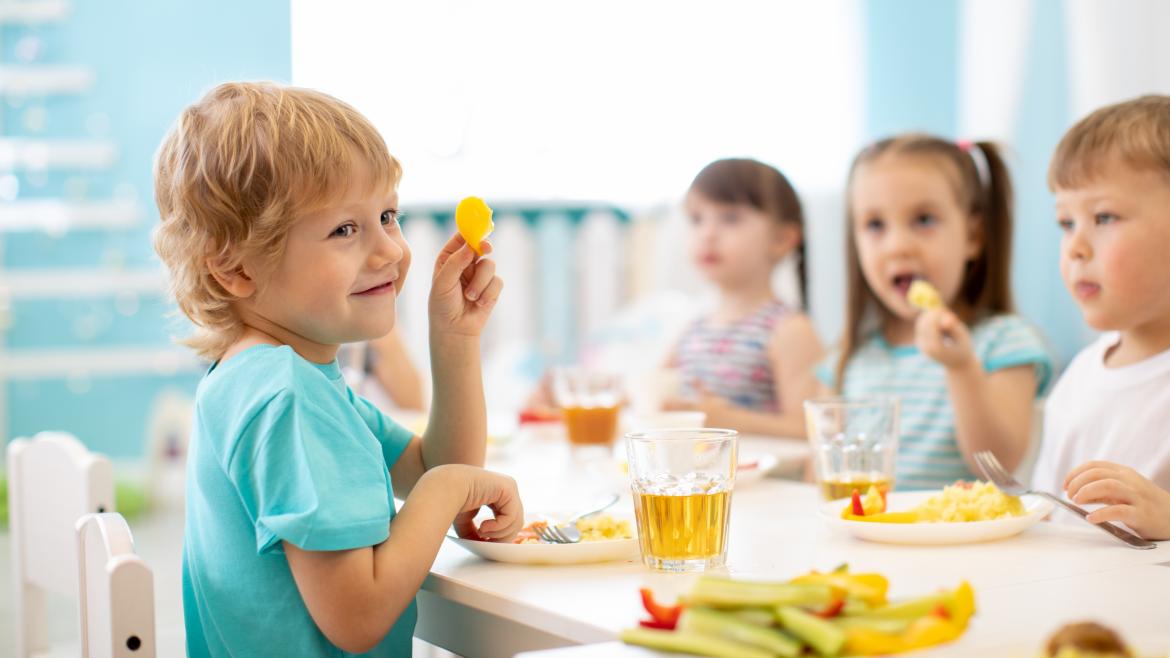 Kind isst im Kindergarten