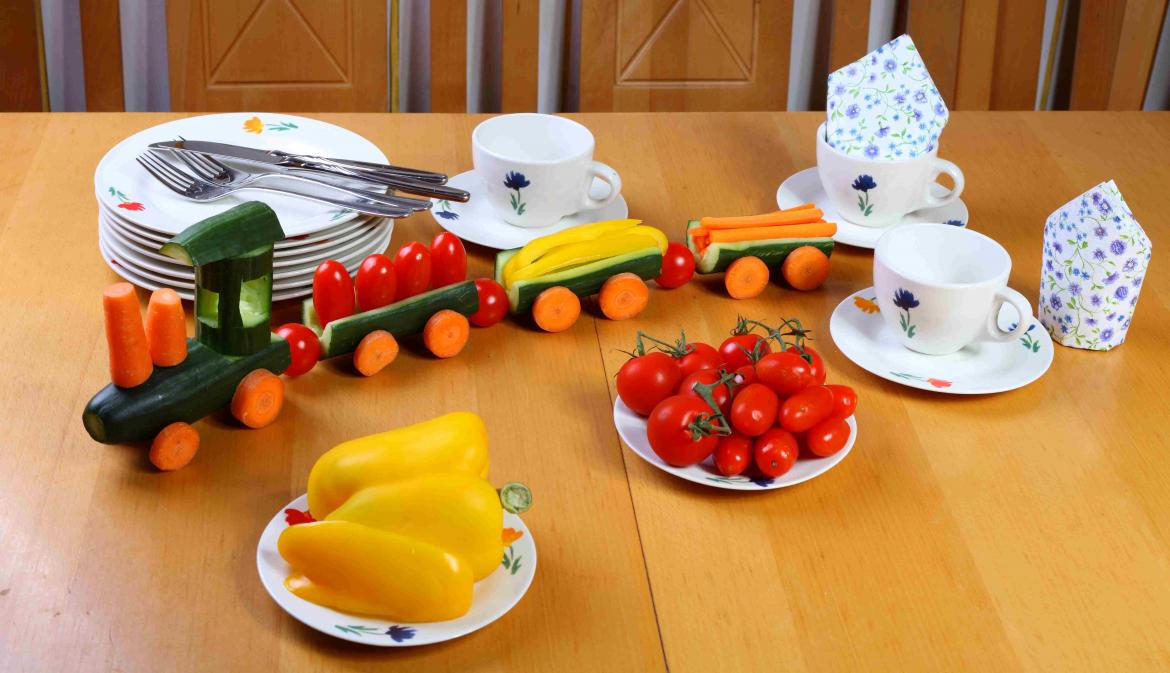 Geburstag Tisch mit Eisenbahn und Tassen