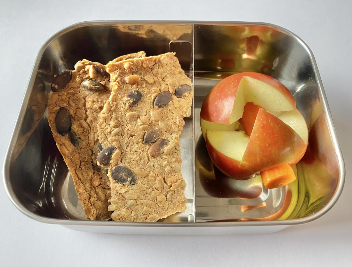 Brotdose mit Knäckebrot und Apfel