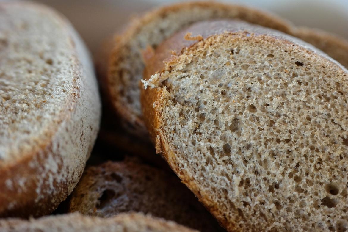 Brotklößchen in heller Kräutersoße