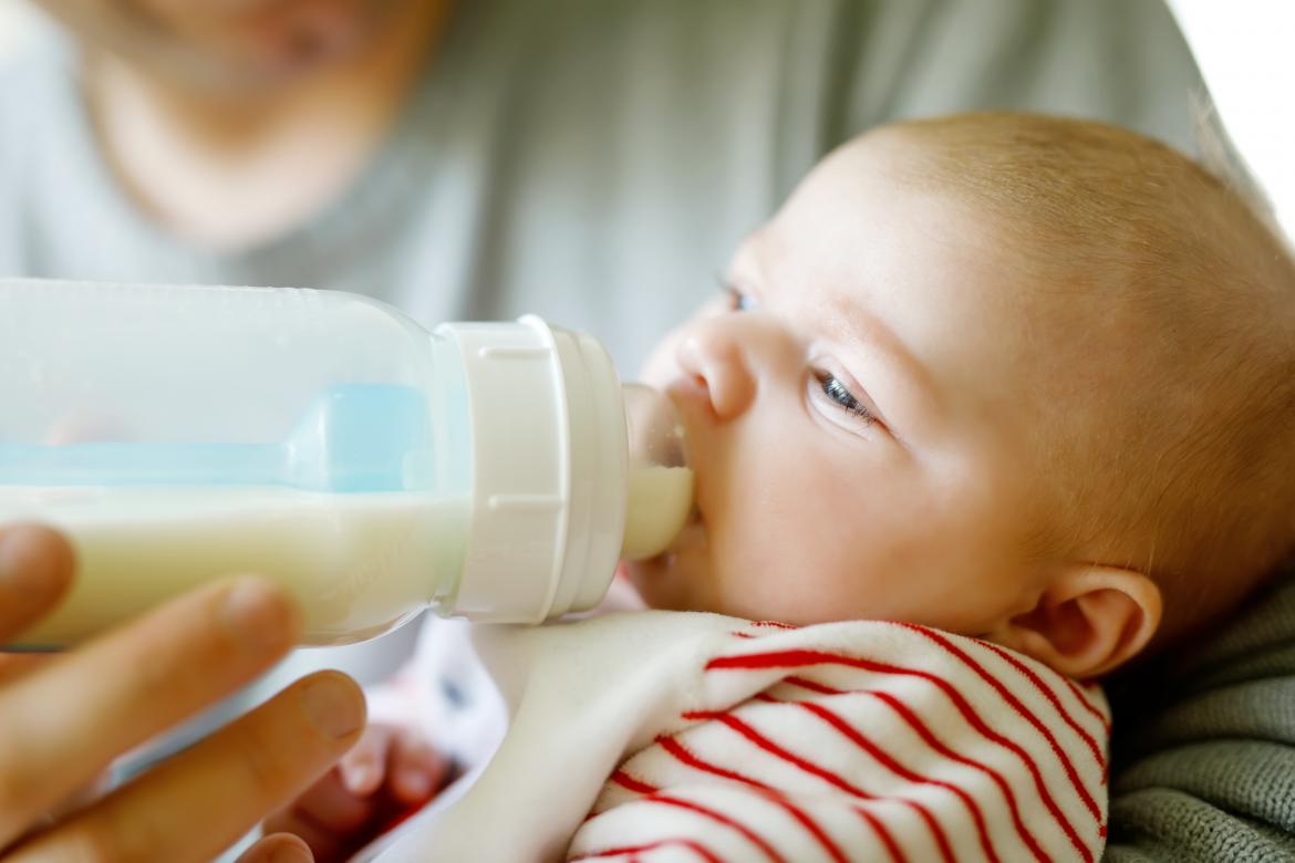 Baby wird mit Flasche gefüttert