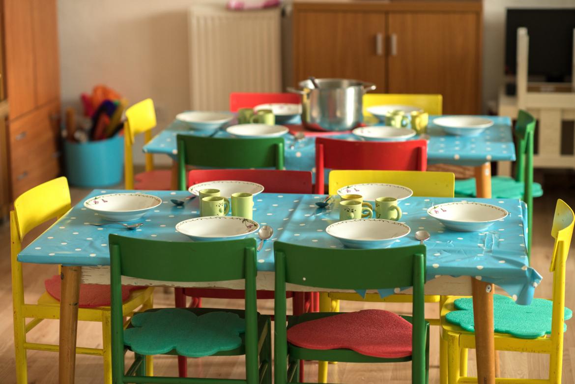 Tische und bunte Stühle Kita Mittagessen
