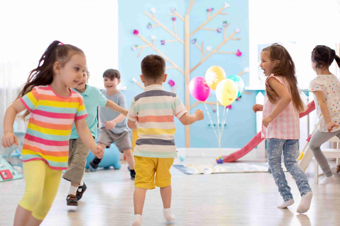 Kinder die in der Turnhalle hin und her rennen