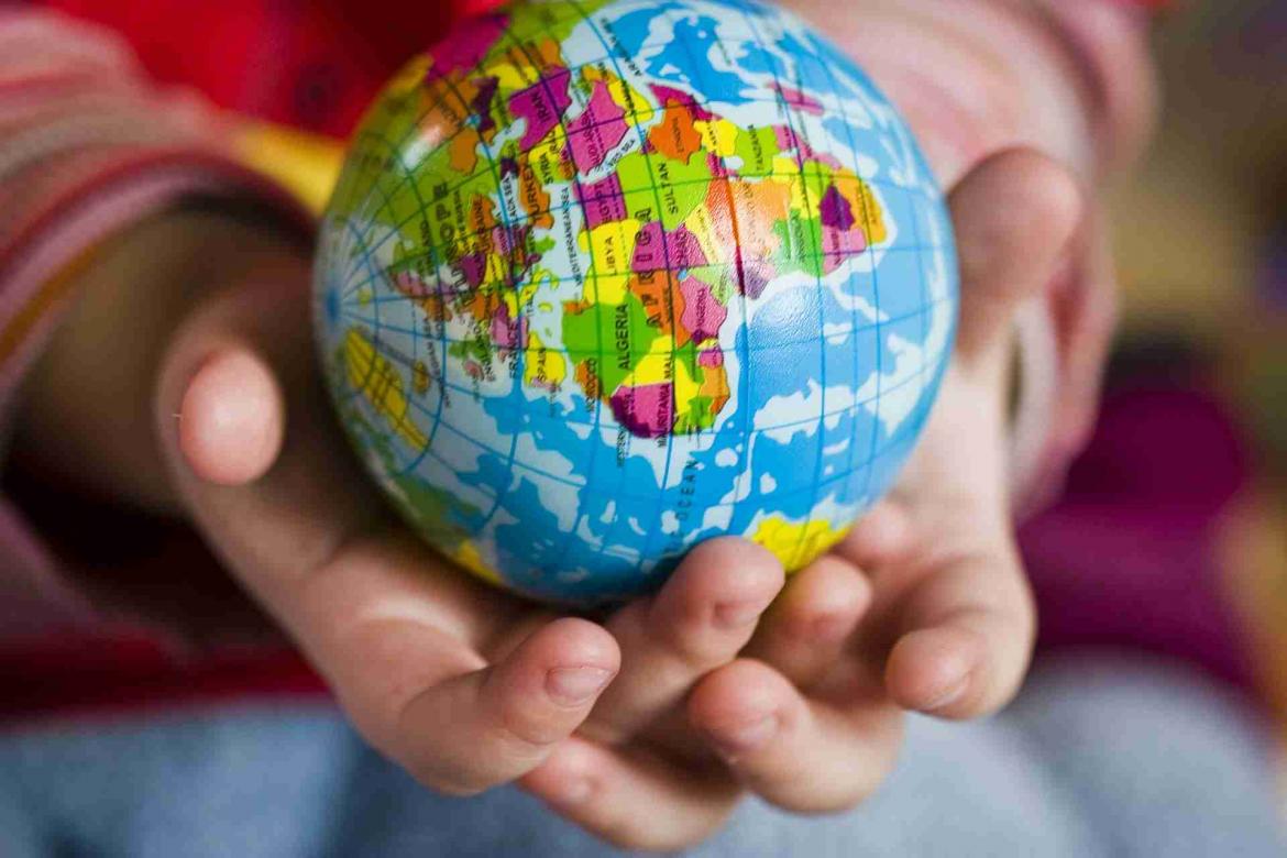 Weltkugel Globus Erde in der Hand eines Kindes
