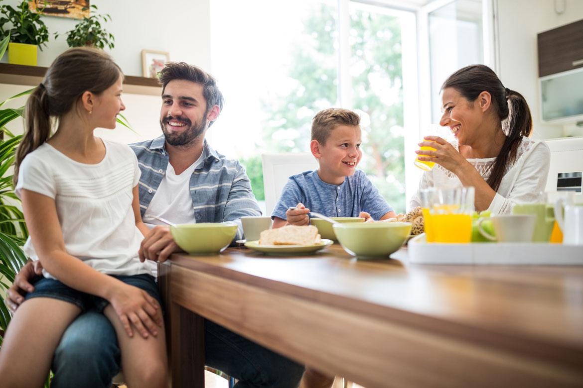 Familie am Frühstückstisch
