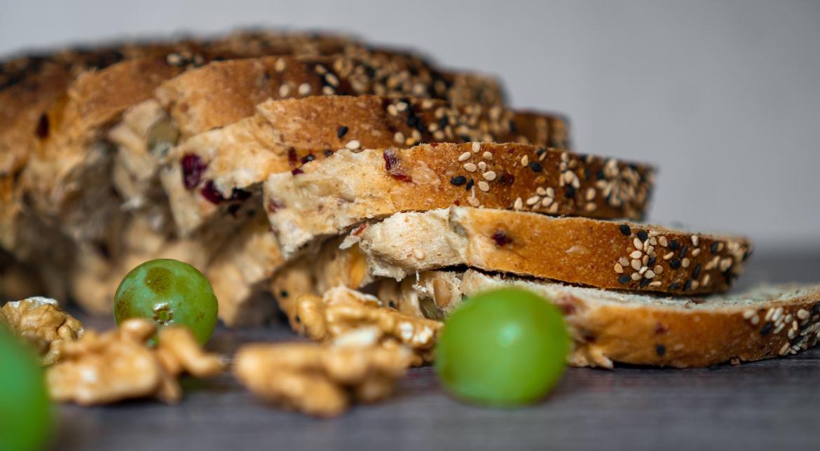 einzelne geschnittenen Brotscheiben liegen auf einer Unterlage