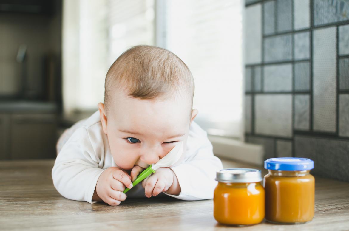 Baby vor Breigläsern