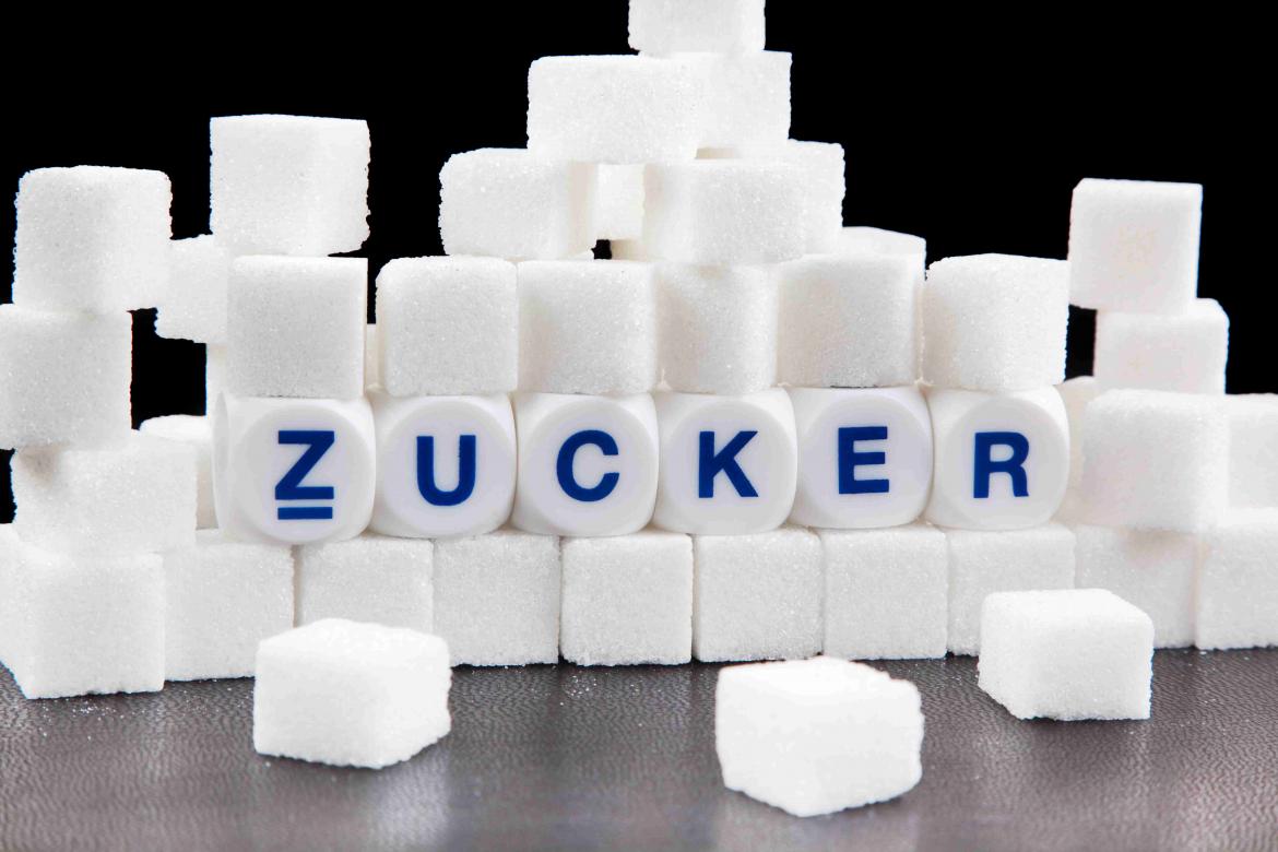Zuckerwürfel gestapelt auf denen das Wort Zucker steht